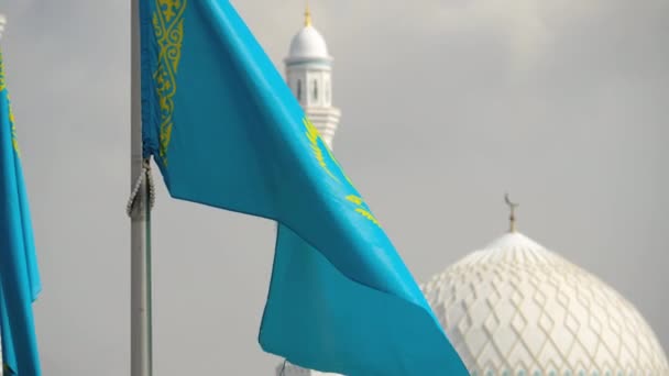 Banderas y cúpula de mezquita — Vídeos de Stock