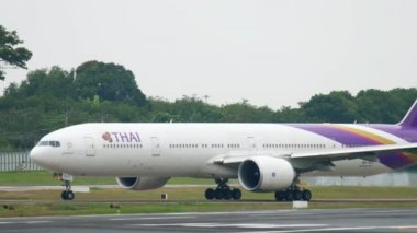 Boeing 777 Phuket havaalanında taksicilik yapıyor.