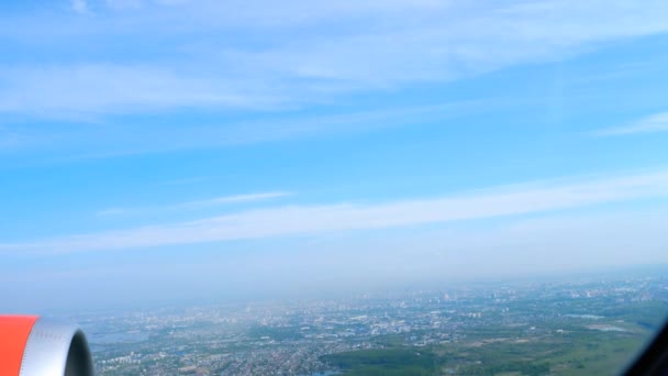 Luchtzicht vanuit dalend vliegtuig — Stockvideo