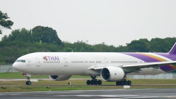 Boeing 777 taxiën op Phuket luchthaven — Stockvideo