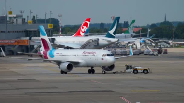 Remolque Eurowings Airbus 320 — Vídeos de Stock