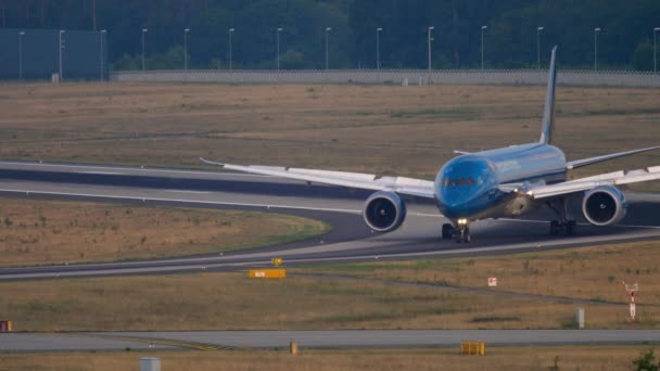 Boeing 787 rodaje después del aterrizaje — Vídeo de stock