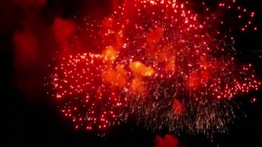 Gece tatil gökyüzünde yanıp sönen havai fişek