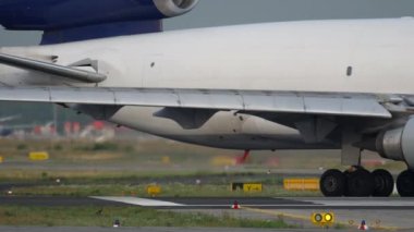 Büyük kargo uçağı Taksilemek