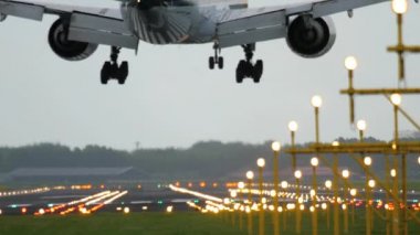 Uçak pist 18r açılış Polderbaan