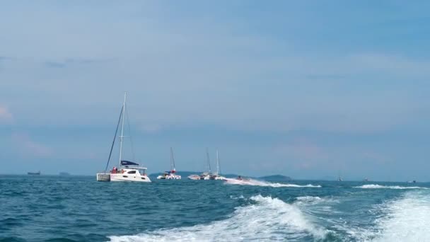 Katamarane, Yachten und Schnellboote im andamanischen Meer — Stockvideo