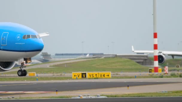 Klm boeing 777 rollend — Stockvideo