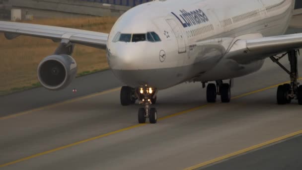 택시로 Lufthansa에 어 버스 A340 — 비디오