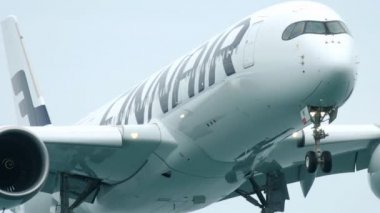 Uçak yaklaşan Phuket Havaalanı