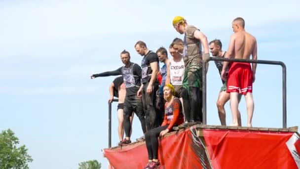 Sportovci skoky do vody z výšky 4 metrů — Stock video