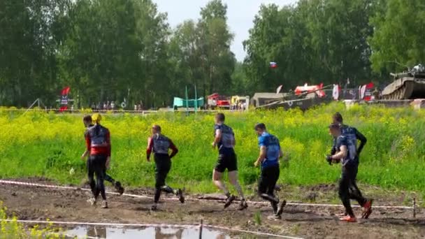 Deportistas corren entre etapas en la Carrera de los Héroes — Vídeo de stock