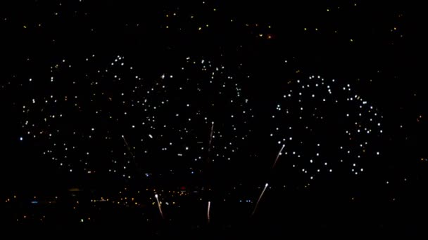 Feuerwerk am nächtlichen Ferienhimmel — Stockvideo