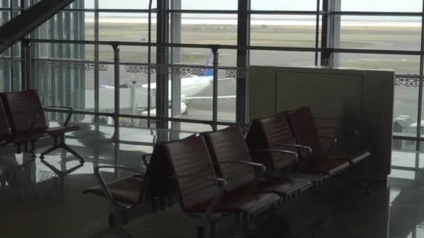 Empty departure lounge at Airport — Stock Video