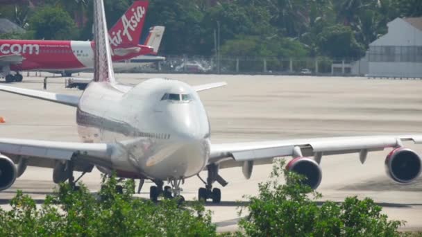 Avión en rodaje antes de la salida — Vídeos de Stock