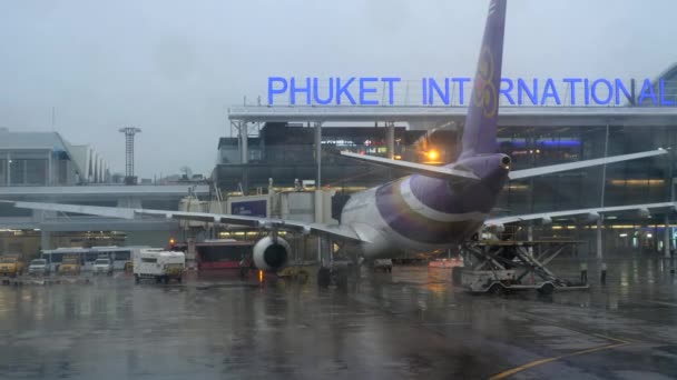 Cuaca hujan di bandara Phuket — Stok Video