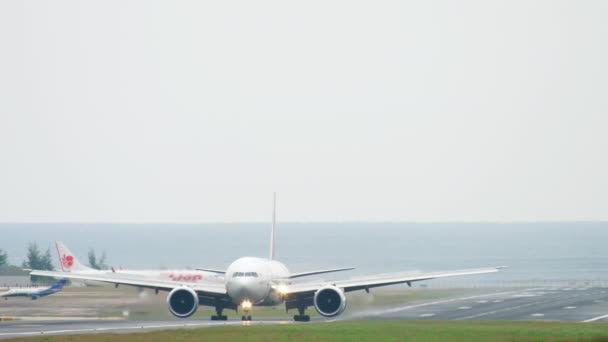 Atterrissage du Boeing 777 à l'aéroport de Phuket — Video