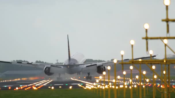 Flugzeug landet auf Landebahn 18r Polderbaan — Stockvideo