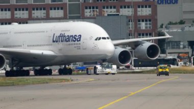 Lufthansa Airbus 380 'i çekiyoruz.