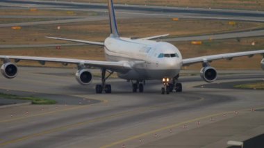 Lufthansa Airbus A340 Taksilemek