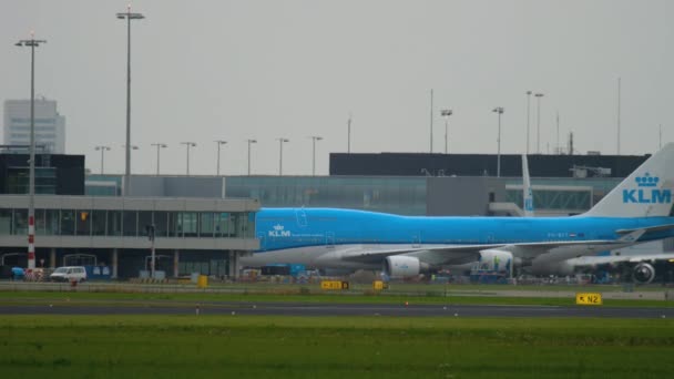 KLM Boeing 747 taxiing após lanfing — Vídeo de Stock