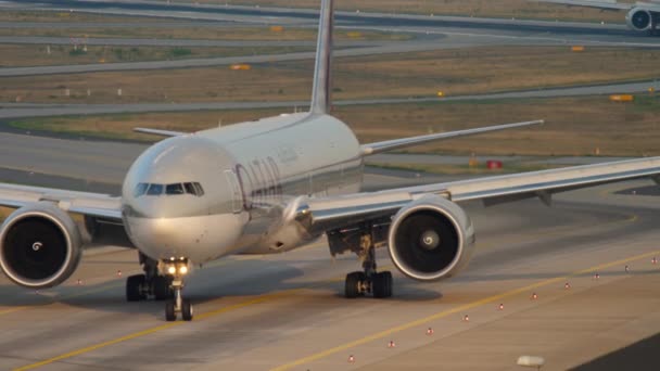 Frankfurt Main Tyskland Juli 2017 Qatar Airways Boeing 777 Taxning — Stockvideo