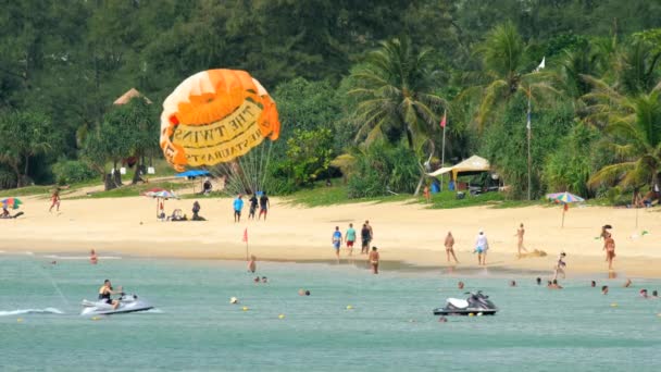 Högsäsong i Karon beach i Phuket — Stockvideo