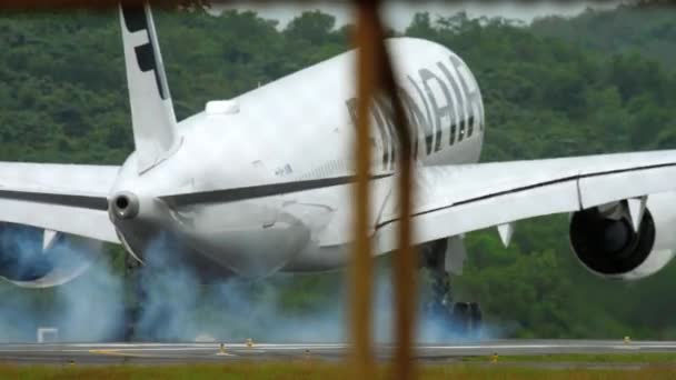 Vliegtuig landing op luchthaven Phuket — Stockvideo