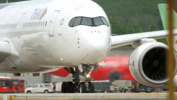 Komen naar Phuket - taxiën na de landing — Stockvideo