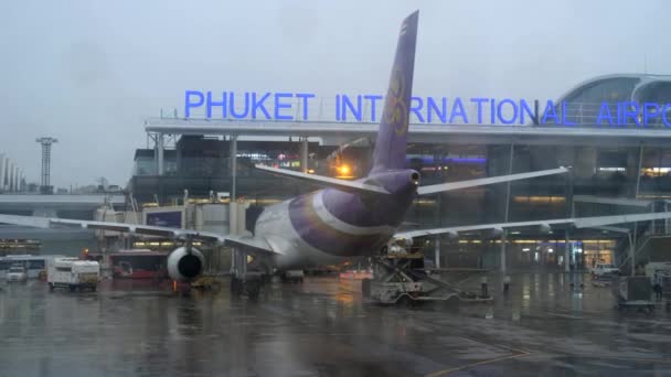 Regnigt väder på Phuket flygplats — Stockvideo