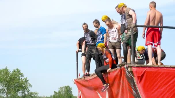 Athletes jumps in water from 4 meters height — Stock Video