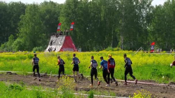 Deportistas corren entre etapas en la Carrera de los Héroes — Vídeo de stock