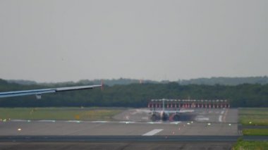Turboprop uçağı iniyor