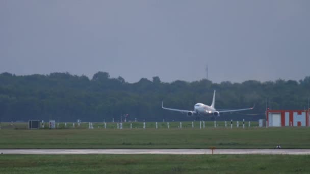 Flygplan landar på tidig morgon — Stockvideo