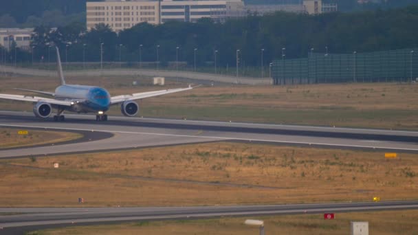 Boeing 787 kołowania po wylądowaniu — Wideo stockowe