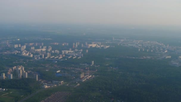 Vista aérea desde el avión descendente — Vídeos de Stock