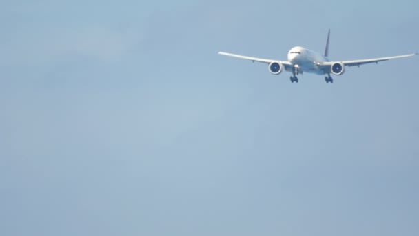 降落的飞机波音 777 — 图库视频影像