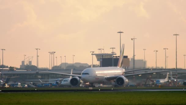 エミレーツ ・ スカイカーゴ 777 着陸後タキシング — ストック動画