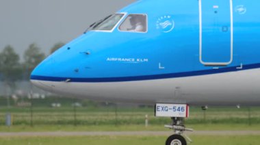 KIM Cityhopper Embraer 175 Taksilemek