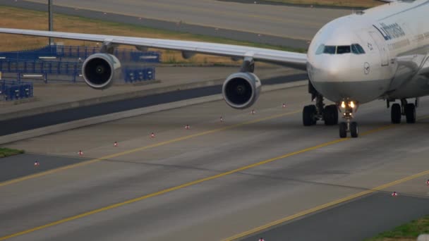 Lufthansa Airbus A340 taxiing — Stock Video