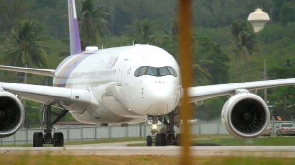 Airbus A350 circulant après l'atterrissage — Video