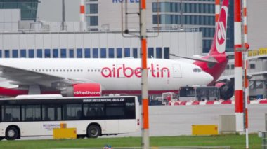 Uçak indikten sonra kalkıyor.