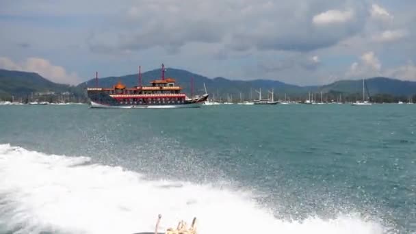 Motorový člun odchod ze zátoky Chalong, Phuket — Stock video