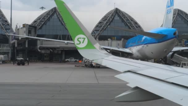 Pesawat di bandara Suvarnabhumi — Stok Video