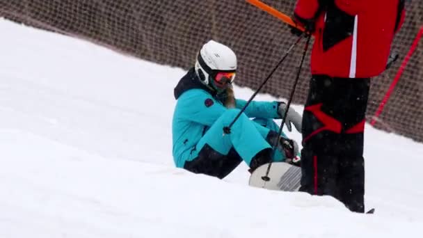 Snowboarden in de winter resort — Stockvideo