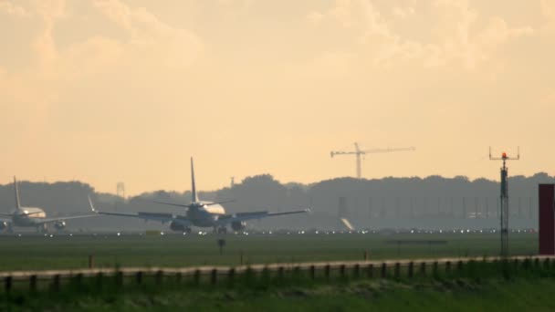 Торможение самолета после посадки — стоковое видео