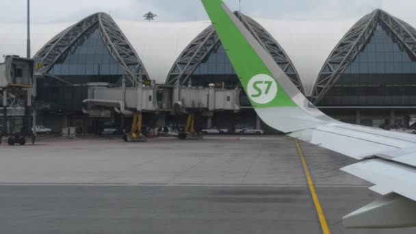 Aviones en Suvarnabhumi Aeropuerto — Vídeo de stock