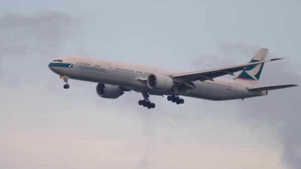 Приближается Cathay Pacific Boeing 777 — стоковое видео