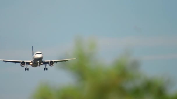 Avião se aproximando no início da manhã — Vídeo de Stock