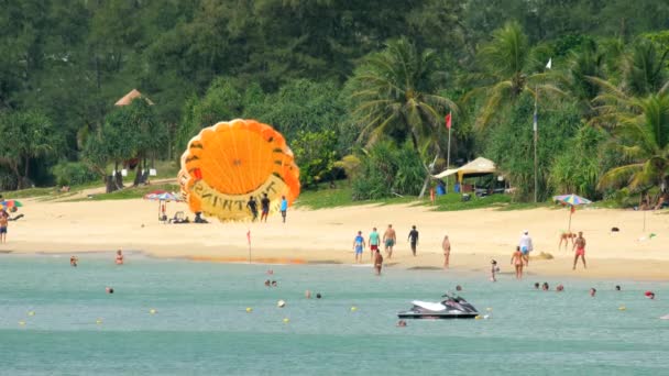 Högsäsong i Karon beach i Phuket — Stockvideo