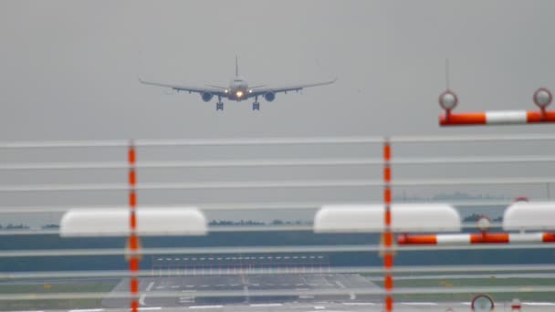 Avião aterrissando em tempo úmido — Vídeo de Stock